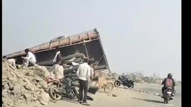 माडा: झुरही के जंगल में पलटा प्लास्टिक पाइप से लदा ट्रक, चालक और परिचालक बाल-बाल बचे