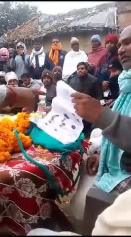 जन संवाद कार्यक्रम के तहत महादलित बस्ती में पहुंचकर समस्या को सुनकर समाधान कराने के लिए प्रयास करने का आश्वासन दिया।

भाई दिनेश पूर्व विधायक जगदीशपुर भोजपुर