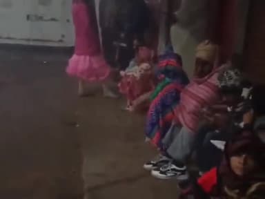 धनौरा: मंडी धनौरा के उप डाकखाने पर सुबह 4 बजे से आधार कार्ड बनवाने के लिए कड़ाके की ठंड में पहुंचे लोग