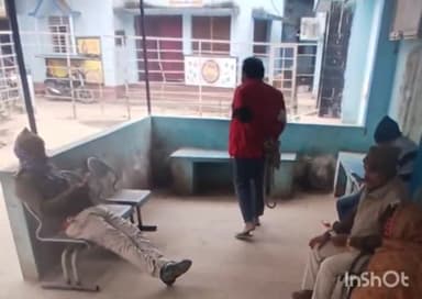 गोपालगंज: नगर थाने में कैदी की हथकड़ी छोड़ने की लापरवाही का वीडियो सामने आया, पुलिसकर्मी मोबाइल में व्यस्त दिखा