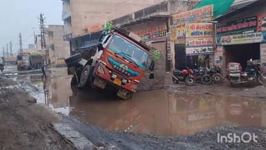 धौलपुर: सर्विस रोड पर पलटा ट्रक, बड़ा हादसा होने से टला