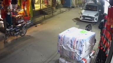 पूरनपुर: नगर की मेन बाजार में जूते-चप्पल की दुकान से चोरी करते हुए दो युवकों को पकड़कर पुलिस को सौंपा गया, वीडियो हुआ वायरल