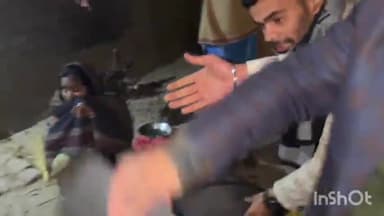 डुमरांव: पुराना भोजपुर में नगर परिषद डुमरांव के ईओ और ब्रांड एंबेसडर ने संयुक्त रूप से बांटे कंबल, लोगों ने पहल की सराहना की