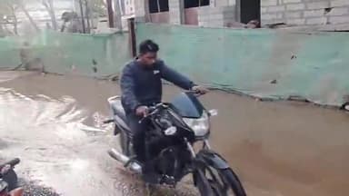 कटनी नगर: जिला अस्पताल के मातृ शिशु वार्ड जाने वाली सड़क पर पाइप लाइन फूटी, पानी बह रहा