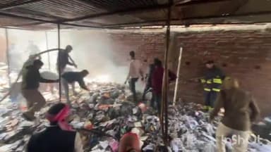 डुमरांव: डुमरांव के साफाखाना रोड स्थित एक कबाड़ दुकान में आग लगने से लाखों का हुआ नुकसान, दमकल वाहन पहुंचा