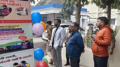 अररिया: समाहरणालय परिसर से सड़क सुरक्षा जागरूकता रथ को डीएम ने हरी झंडी दिखाकर रवाना किया