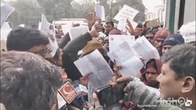 सासाराम: समाहरणालय परिसर के सामने पर्चा धारियों ने किया धरना प्रदर्शन