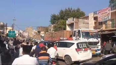 अमानगंज: भाजपा जिला अध्यक्ष की गाड़ियों के काफिले के रुकने से अमानगंज में लगा लंबा जाम, लोगों को हुई परेशानी