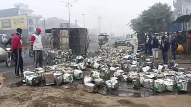 तमकुही राज: तमकुहीराज तहसील गेट के आगे फोरलेन पर ट्रेलर ने मिनी डीसीएम को मारी टक्कर, फार्च्यून रिफाइन सड़क पर बहा