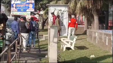 धनौरा: गजरौला चौपला पुलिस चौकी के पास भीख मांगने वाले किशोर ने नगर पालिका के कर्मचारियों को पीटा, वीडियो हुआ वायरल