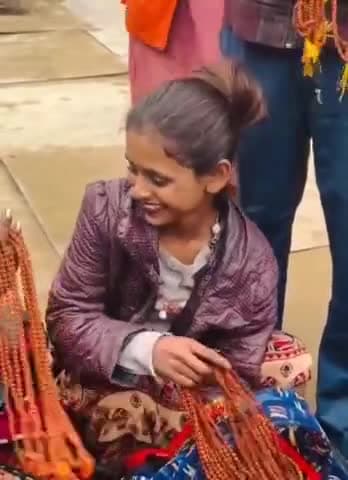 *प्रयागराज महाकुंभ के रंग निराले...!*!☺️

इंदौर की बहनों ने 
अपनी सुंदर आँखों से वहां सबका मन मोह लिया,