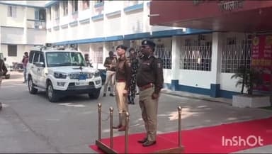 गोपालगंज: सारण डीआईजी कलेक्ट्रेट परिसर में पहुंचे, उन्हें गार्ड ऑफ ऑनर दिया गया, जिले में बढ़ते अपराध की समीक्षा बैठक हुई