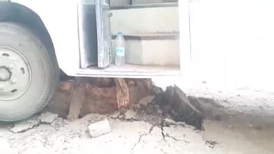 लहरतारा में पेड़ से टकराई अनियंत्रित बस, चपेट में आने से एक महिला की हुई मौत