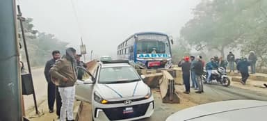 करछना: मुंगारी टोल प्लाजा के पास श्रद्धालुओं से भरी बस अनियंत्रित होकर डिवाइडर से टकराई, श्रद्धालु बाल-बाल बचे