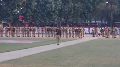 मुरादाबाद: पुलिस लाइंस में गणतंत्र दिवस परेड की तैयारी का एसएसपी ने लिया जायजा, संबंधित को दिए दिशा निर्देश