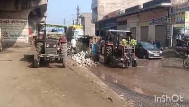 धौलपुर: राजाखेड़ा बाईपास के पास सर्विस रोड पर पलटी ट्रॉली, बड़ा हादसा टला