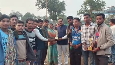 बाबई: नयामालनी में क्रिकेट प्रतियोगिता के फाइनल मैच में विधायक विजयपाल सिंह शामिल हुए, युवाओं को क्रिकेट किट वितरित की