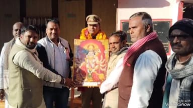 मिर्ज़ापुर: कठिनई गांव से चोरी की बेसकीमती मूर्ति बरामद करने के बाद प्रधान संघ और ग्रामीणों ने पड़री थानाध्यक्ष को किया सम्मानित