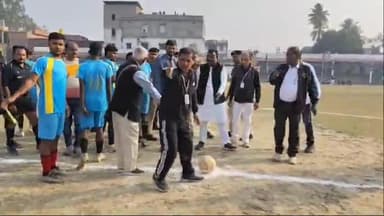 अररिया: सुभाष स्टेडियम में आयोजित तस्लीमुद्दीन मेमोरियल फुटबॉल मैच के फाइनल में डीएम और विधायक मुख्य अतिथि के रूप में शामिल हुए