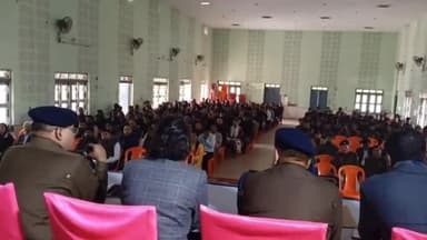 अररिया: मुख्यमंत्री के आगमन के दौरान विधि व्यवस्था संधारण को लेकर डीएम और एसपी ने टाउन हॉल में अधिकारियों के साथ की बैठक