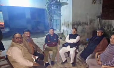 शोहरतगढ़: गोविंद माधव ने दुबौलिया में सड़क दुर्घटना में चोटिल व्यक्ति के आवास पर पहुंचकर की मुलाकात