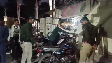 शाजापुर: स्थानीय ट्रैफिक पॉइंट पर यातायात पुलिस ने 'रोको-टोको' अभियान चलाया