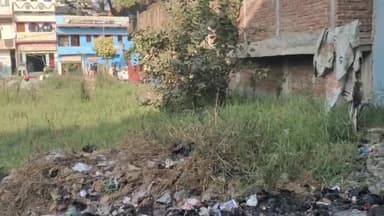 वरिष्ठ राजद नेता के बयान पर मोहन साव तलाव का निरीक्षण किया पाया कि तालाब के दोनों तरफ में नेताजी का भी घर  है।