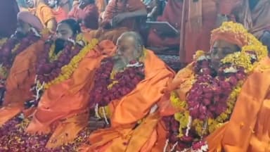 प्रयागराज: निरंजनी अखाड़े में मंत्रों के उच्चारण और संत महापुरुषों के सानिध्य में बनाए गए 5 नए महामंडलेश्वर