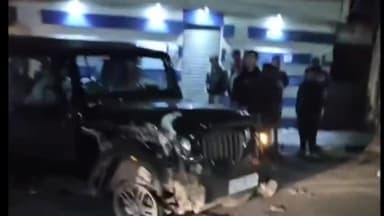 इंदौर: पलासिया में तेज रफ्तार कार बीआरटीएस रेलिंग से टकराई, कार क्षतिग्रस्त, वीडियो वायरल