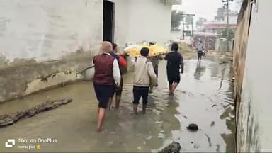 सड़क पर जलभराव के बीच निकाली शव यात्रा, स्थानयी लोग मे फुटा गुस्सा ,ग्राम प्रधान के खिलाफ की जमकर नारे बाजी!