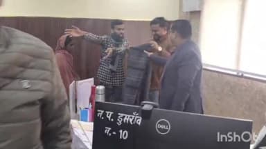 डुमरांव: डुमरांव नगर परिषद में ईओ, चेयरमैन प्रतिनिधि और ब्रांड एंबेसडर ने 50 से अधिक ज़रूरतमंदों को बांटे कंबल