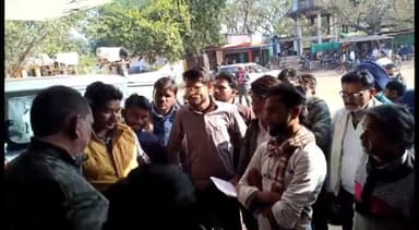 शाहनगर: शाहनगर में किसानों ने धान उपार्जन केंद्र मलधन में अवैध वसूली की शिकायत करते हुए SDM को ज्ञापन सौंपा