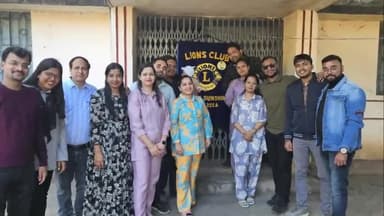 बेंगाबाद: गिरिडीह सनशाइन के लायंस क्लब सदस्यों ने अजीडीह के नेत्रहीन मूक बधिर विद्यालय में दिव्यांग बच्चों को भोजन कराया