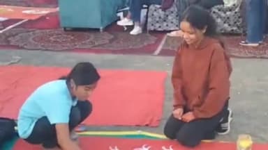 हरदा: शहर के मिडिल स्कूल ग्राउंड में स्वदेशी मेले में रंगोली और मेहंदी प्रतियोगिता का आयोजन, छात्राओं ने दिखाई कला