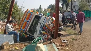 हरदा: ग्राम उड़ा में स्टीयरिंग फेल होने के कारण विद्युत पोल से टकराया पिकअप, बुजुर्ग महिला व उसके दो पोते हुए घायल