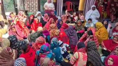 मुरादाबाद: डंपर की चपेट में आने से युवक की मौत के बाद पुलिस ने परिजनों से की बातचीत