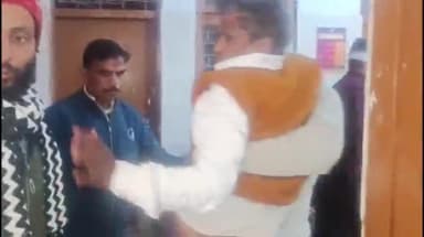 टीकमगढ़: नजाई मंडी के पास चार पहिया वाहन की टक्कर से व्यक्ति घायल