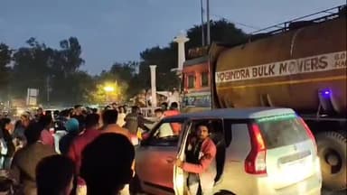 धनौरा: गजरौला के इंद्रा चौक पर बाइक हटाने की बात को लेकर कार सवार युवकों ने बाइक चालक को पीटा, वीडियो हुआ वायरल