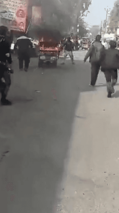 मेरठ: देहलीगेट थाने के पास स्कूली बच्चों को ले जा रहे ई-रिक्शा में लगी आग, शार्ट सर्किट से एक छात्र और चालक झुलसे