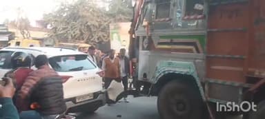 धामपुर: नहटौर के हल्दौर चौराहे पर ट्रक और कार की भिड़ंत में कार क्षतिग्रस्त, कार सवार बाल-बाल बचा