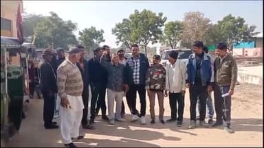 सरदारशहर: शहर की टूटी सड़कों को लेकर टेंपो चालक यूनियन ने उपखंड कार्यालय पर किया प्रदर्शन, एसडीएम को ज्ञापन सौंपा