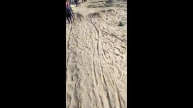 मंझनपुर: महेवाघाट इलाके में ग्रामीणों का यमुना नदी से बोरियों में भरकर ले जाने और डम्प करने का वीडियो हुआ वायरल