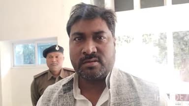 सासाराम: चेनारी विधायक पूर्व मंत्री मुरारी प्रसाद गौतम ने जिला पदाधिकारी से मिलकर समस्याएं रखीं