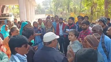 हरदा: हरदा के रामानंद कॉलोनी में 11KV बिजली लाइन हटाने की मांग को लेकर कलेक्टर कार्यालय पहुंचे लोग