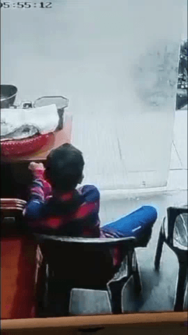 मेरठ: लिसाडी गेट क्षेत्र में किशोर ने परचून की दुकान के गल्ले का ताला तोड़ा, हजारों की नकदी की चोरी CCTV में कैद, वायरल