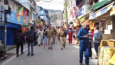 नैनीताल: मल्लीताल क्षेत्र में आगामी निकाय चुनाव के लिए पुलिस ने शहर में निकाला फ्लैग मार्च