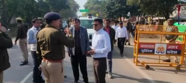 कर्वी: डीएम ने औद्योगिक क्षेत्र में बनाए गए होर्डिंग एरिया और मुर्का बॉर्डर पर बनाए गए बैरियर का किया निरीक्षण