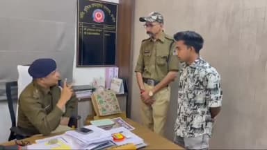 इंदौर।जितेंद्र तंवर पुलिसकर्मी का सिगरेट पीते व बगैर हेलमेट चलती बाइक का वीडियो प्रसारित के बाद हुई विभागीय कार्यवाही।