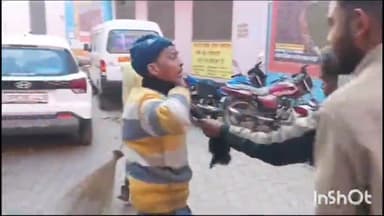 मिर्ज़ापुर: मंडली अस्पताल के वार्ड से मोबाइल चुराकर भाग रहे चोर को परिजनों ने पकड़ा, वीडियो सोशल मीडिया पर हुआ वायरल