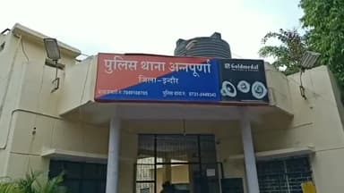 अन्नपूर्णा इलाके में सीवरेज के काम में लगी नगर निगम की क्रेन में युवती का हाथ फंस .